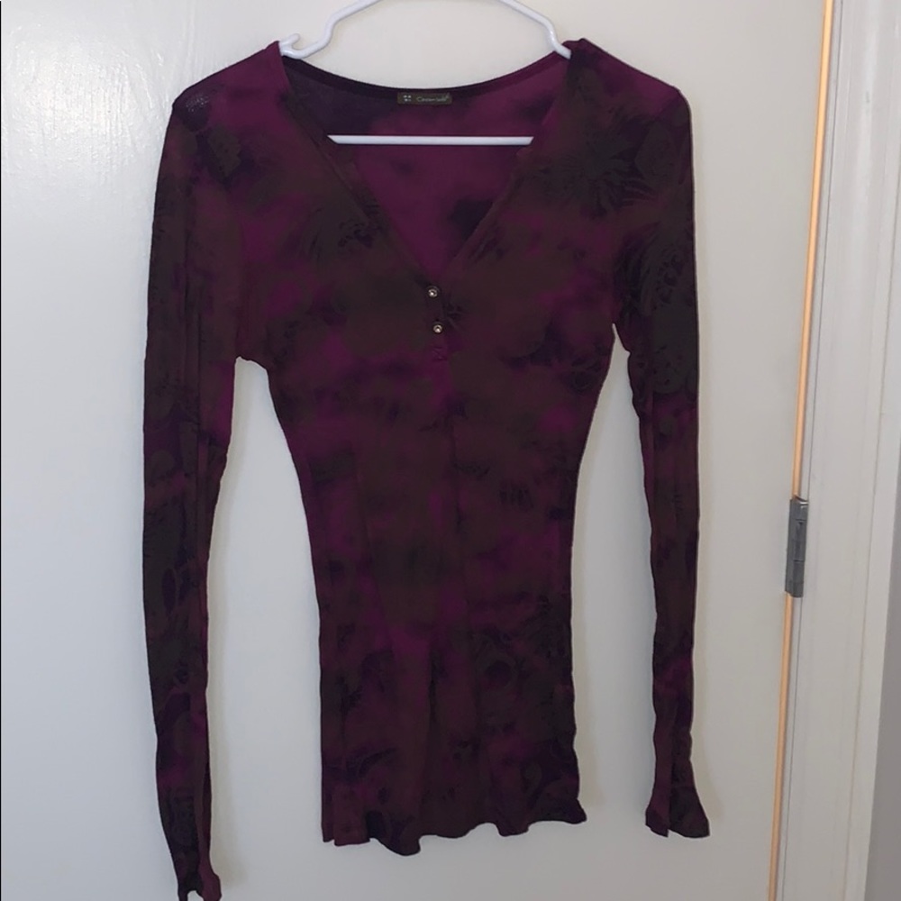 Long sleeve shirt with v-cut